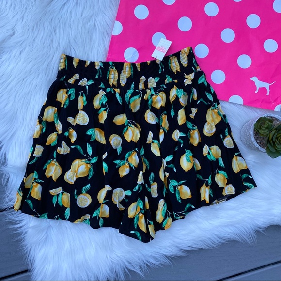 Lemon Patterned VS PINK Shorts - Picture 6 of 7